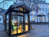 Das Bild zeigt den Kultur-Kiosk auf dem Siegburger Marktplatz mit einer Installation der Keramikkünstlerin Alix Brodeur.