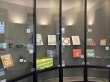 Blick in die Präsentation im Museumsschaufenster