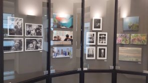 7 Perspektiven - Ausstellung im Museumsschaufenster Ein Blick in das Museumsschaufenster mit einer Foto-Ausstellung.