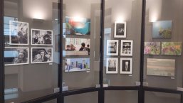 7 Perspektiven - Ausstellung im Museumsschaufenster Ein Blick in das Museumsschaufenster mit einer Foto-Ausstellung.