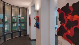 Das Bild zeigt einen Blick in das Museumsschaufenster mit Arbeiten aus dem Anno Gymnasium, SIegburg