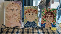 Das Bild zeigt drei Portraits aus Keramikreliefs.