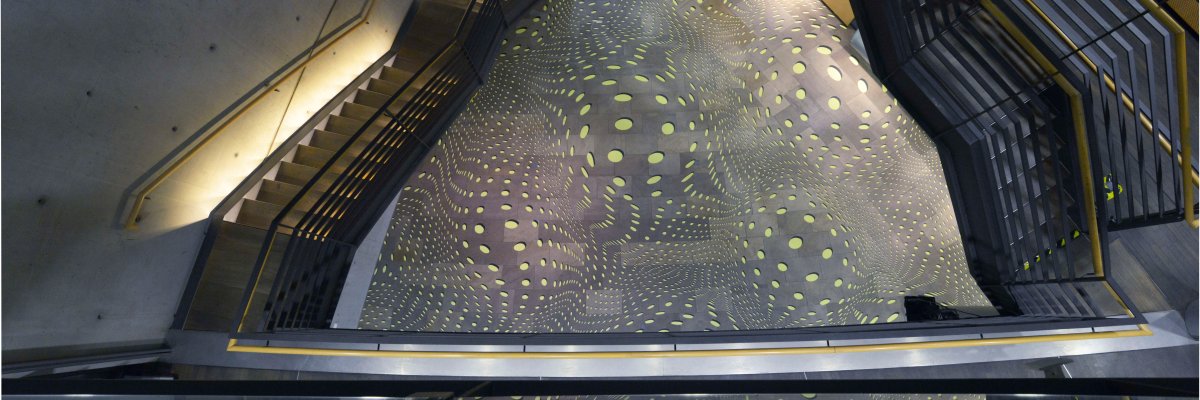 Das Foto zeigt eine Rauminstallation von Achim Zeman.