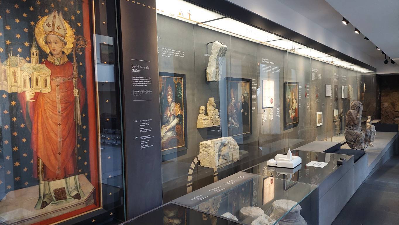 Ein Blick in die Ausstellung zur Geschichte der Siegburger Abtei auf dem Michaelsberg.