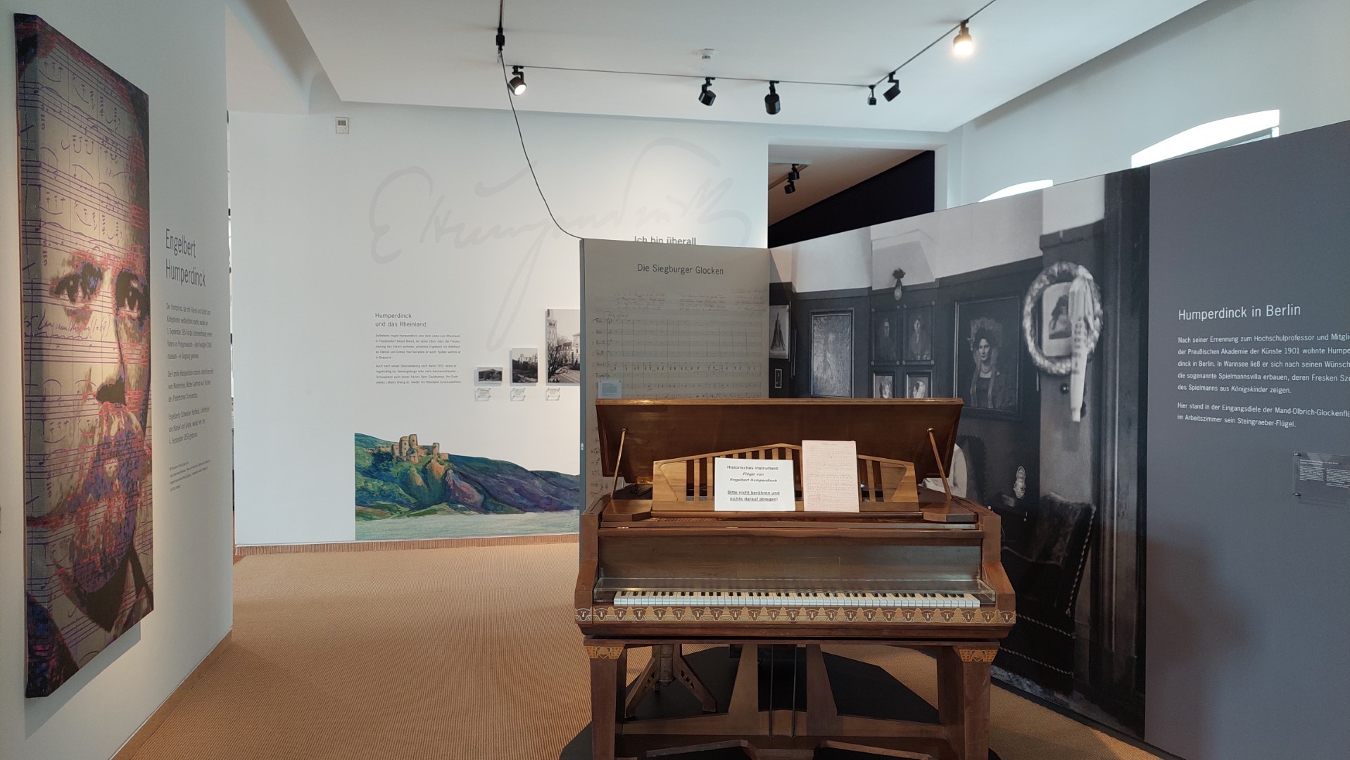Ein Blick in die neu gestaltete Abteilung Engelbert Humperdinck, mit dem historischen Glockenflügel.
