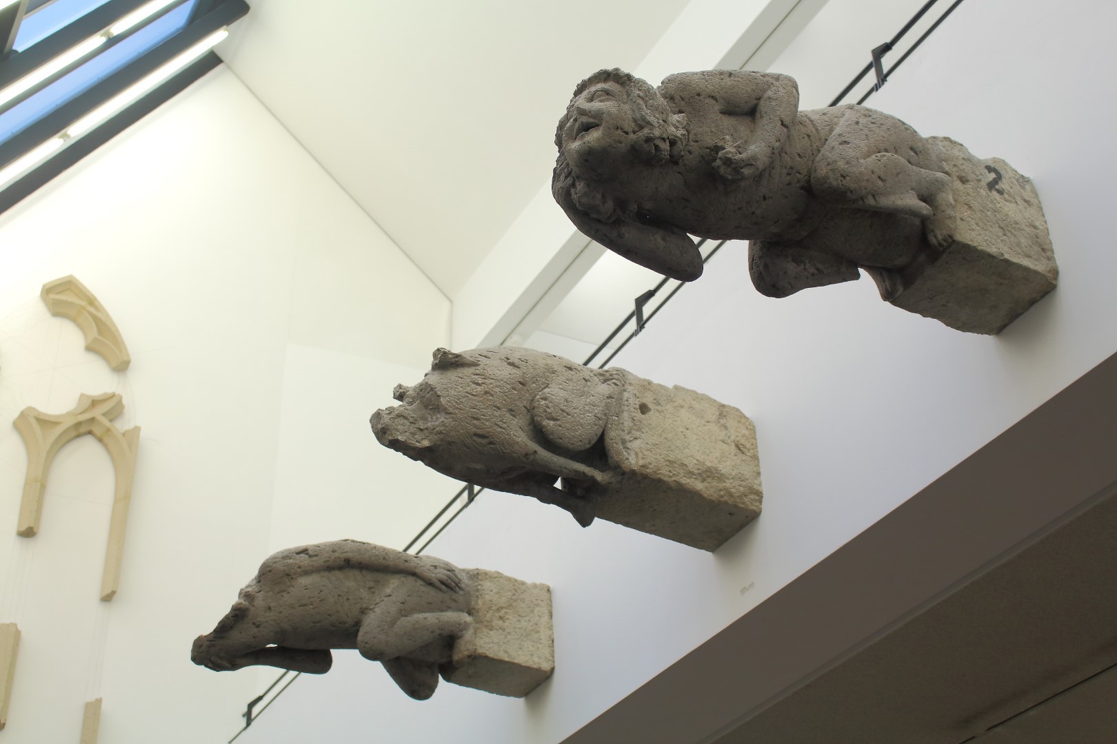 Das Bild zeigt drei Wasserspeier der Kirche St. Servatius, die im Museum zu sehen sind.