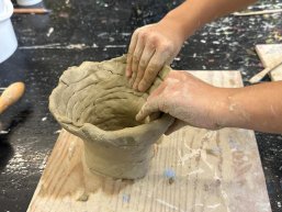 Kinderhände formen Ton-Objekte