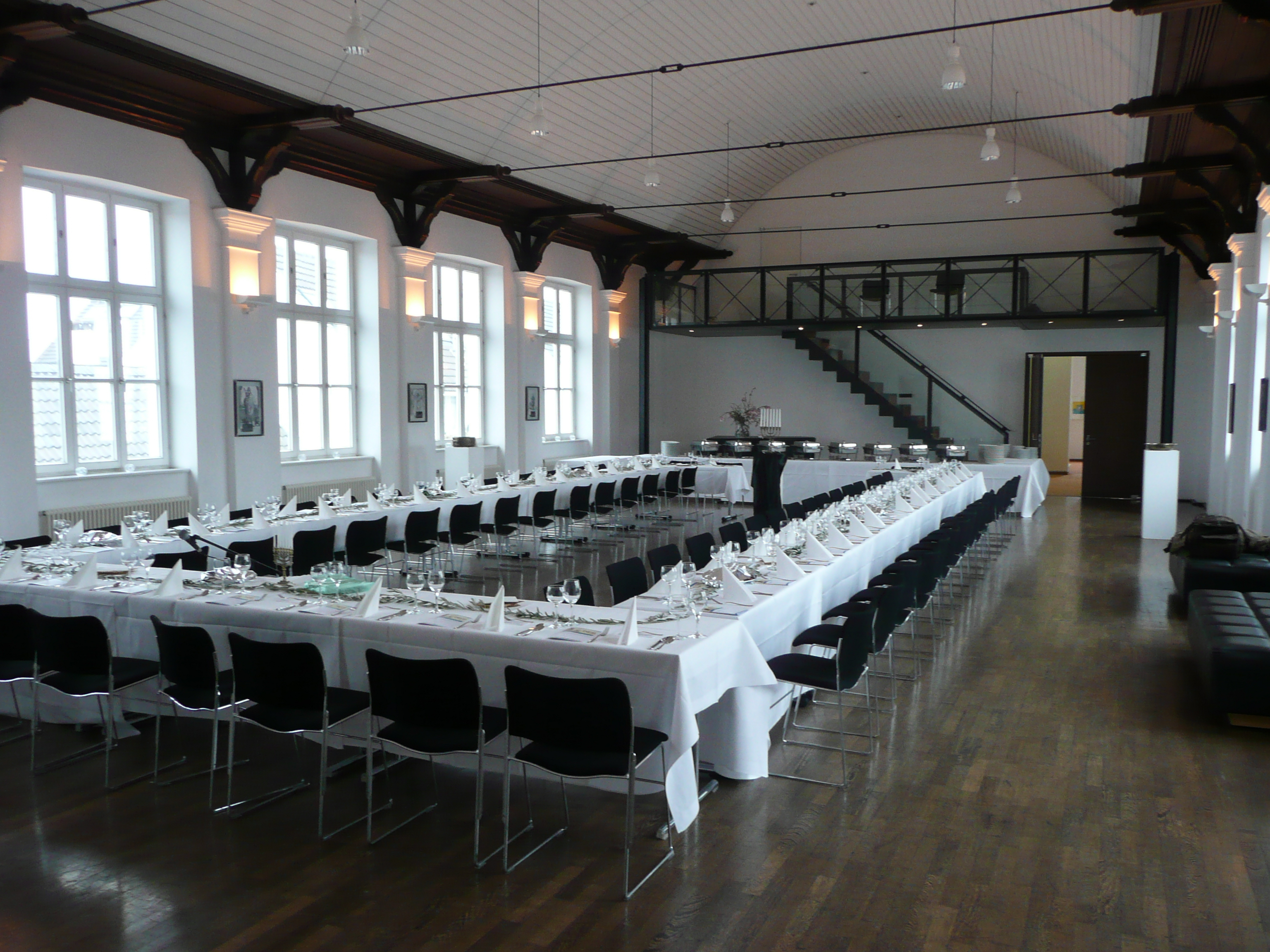 Die Aula im Stadtmuseum mit einer Bankettbestuhlung.