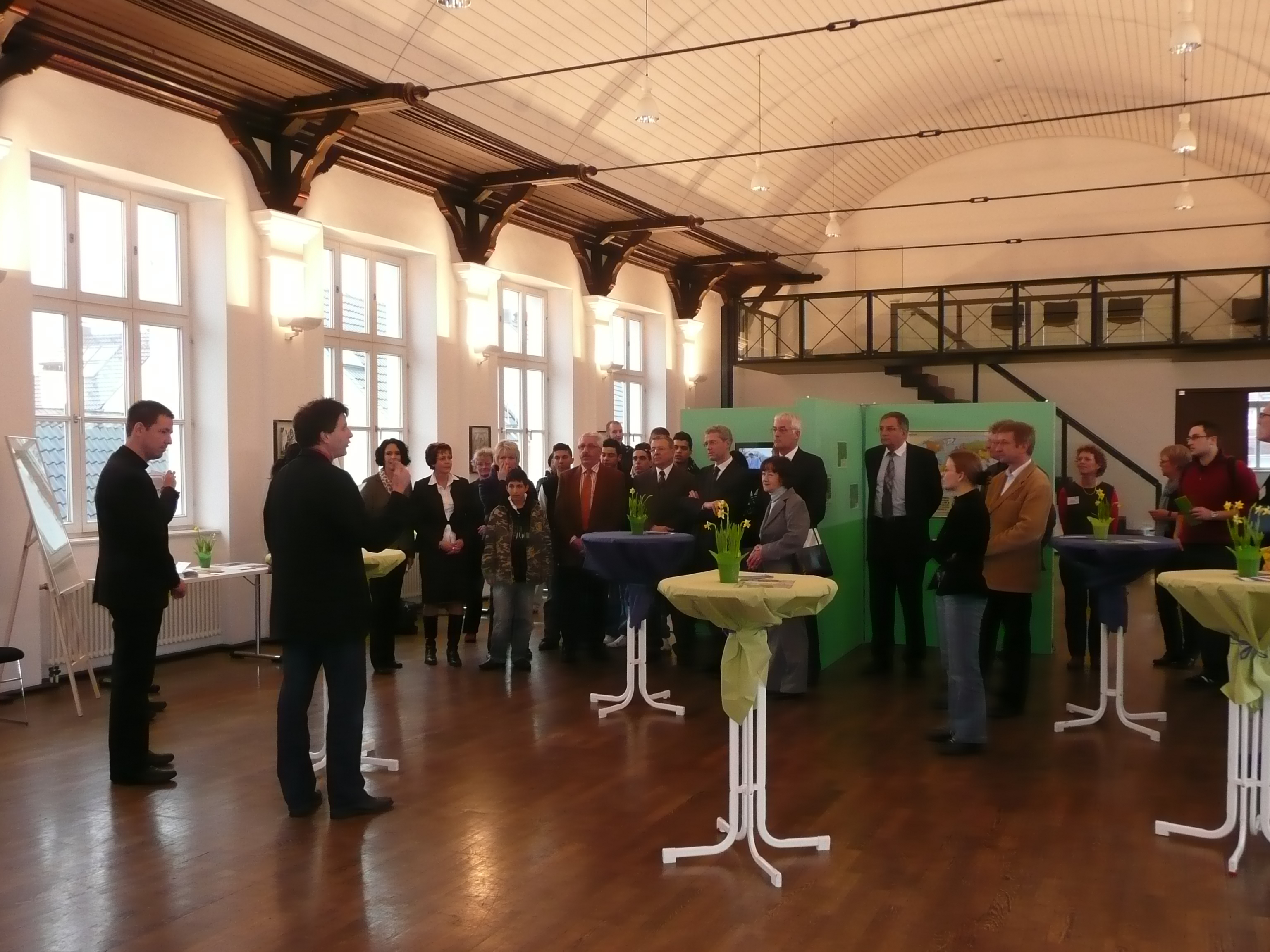 Blick in die Aula des Stadtmuseums während eines Empfangs.