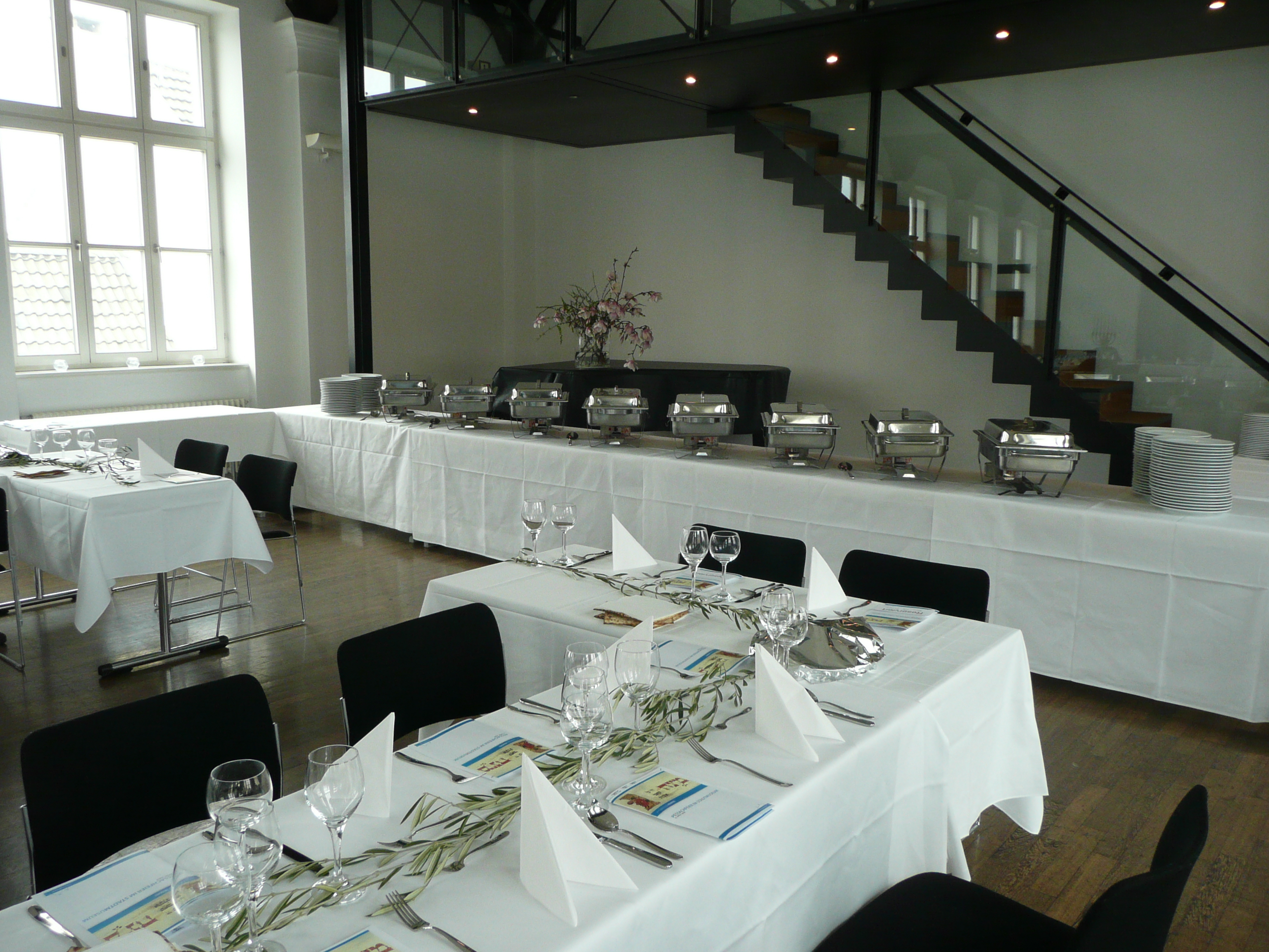 Blick auf gedeckte Tische und das Büffet in der Aula des Stadtmuseums.