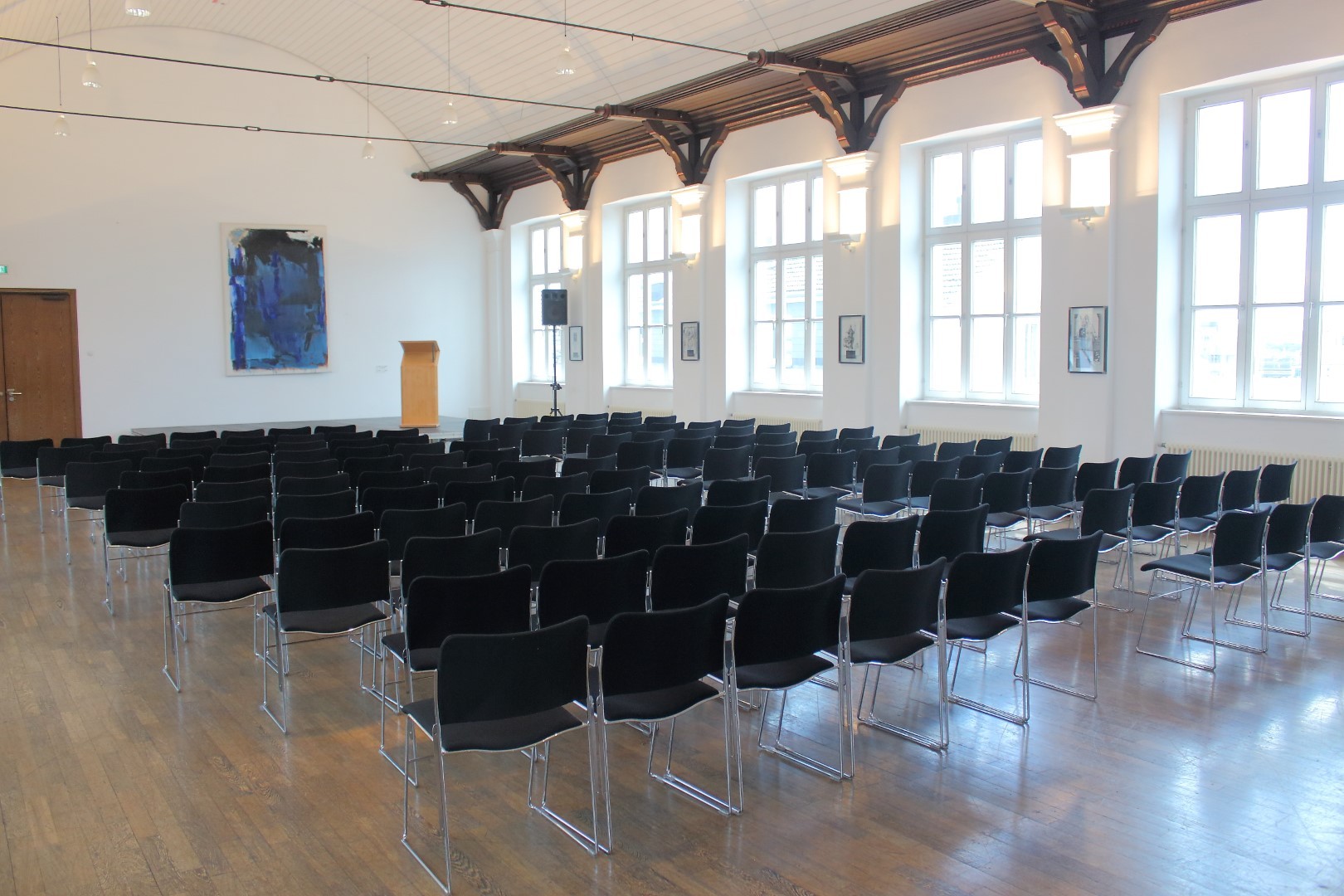 Die Aula im Stadtmuseum mit einer Reihenbestuhlung.
