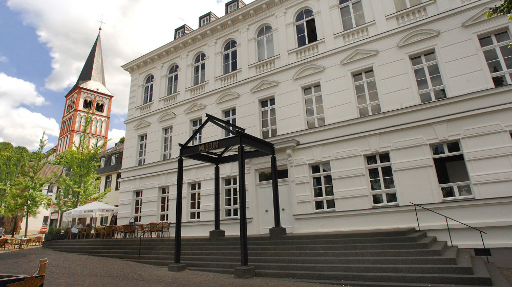 Das Bild zeigt eine Frontalansicht vom Haupteingang des Siegburger Stadtmuseums